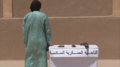 صورة إرهابي يسلم نفسه للسلطات العسكرية ببرج باجي مختار