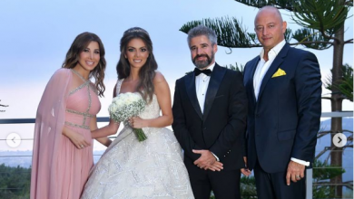صورة نانسي عجرم وبناتها يخطفن الأنظار بإطلالاتهن بحفل زفاف شقيقها