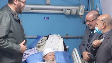 صورة نقل الشيخ محمد الطاهر آيت علجت للمستشفى إثر وعكة صحية مفاجئة