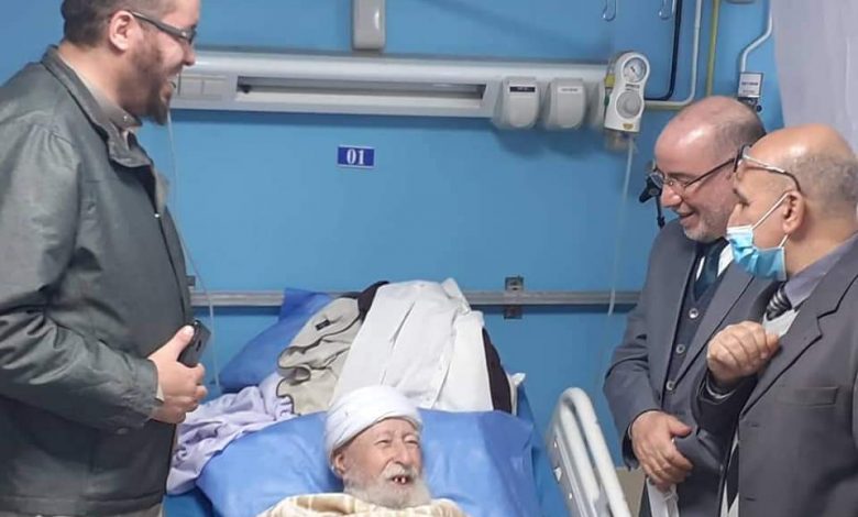 صورة نقل الشيخ محمد الطاهر آيت علجت للمستشفى إثر وعكة صحية مفاجئة