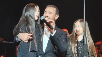 صورة الفنان كاظم الساهر يغني مع حفيدتيه في حفل فني كبير لأول مرة