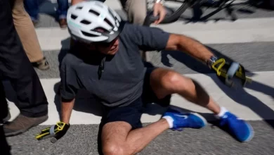 صورة الرئيس الأمريكي جو بايدن يسقط من دراجته